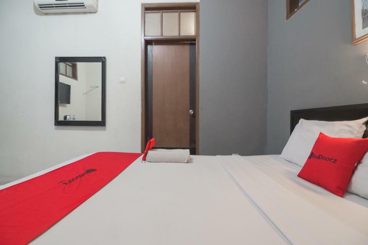 Reddoorz @ Cihampelas Bandung Exterior foto